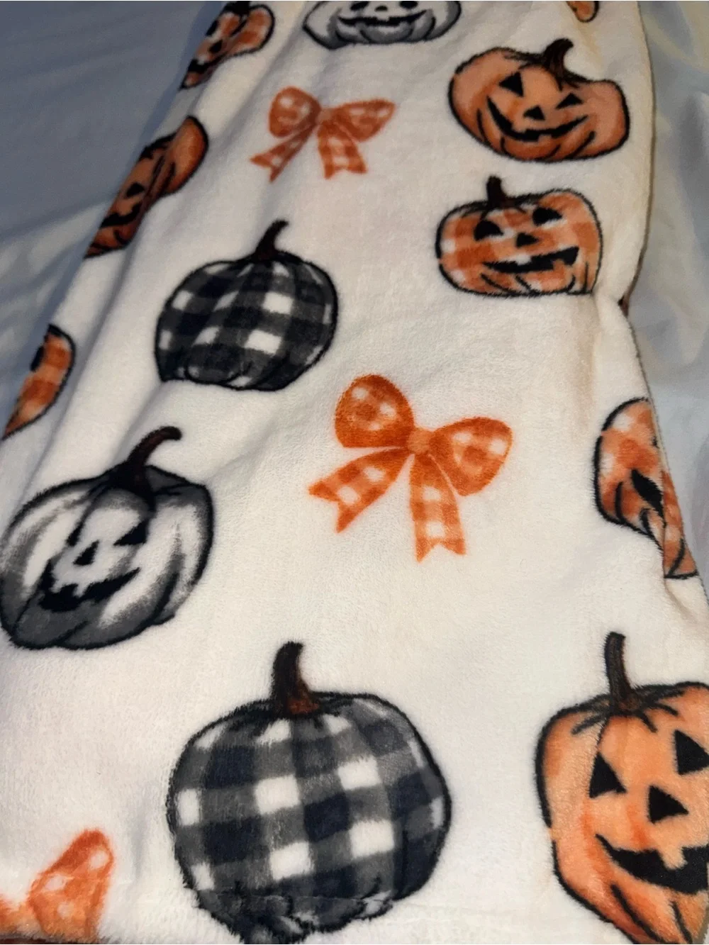 Halloween collection oversized fleece Pumpkin Throw - White & Orange